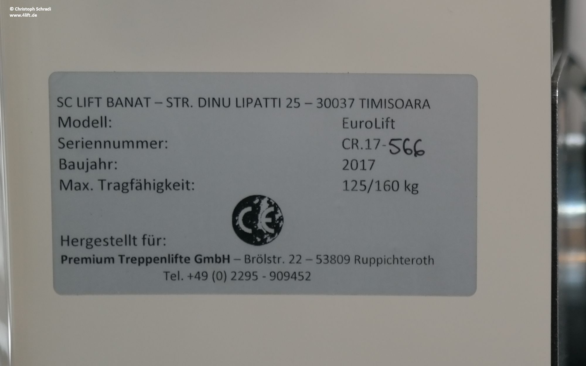 Eine CE-Kennzeichnung ist auf jedem Treppenlift Pflicht! Das Typenschild verrät weitere Details zum Herstellungsdatum, Hersteller sowie etwa der Traglast